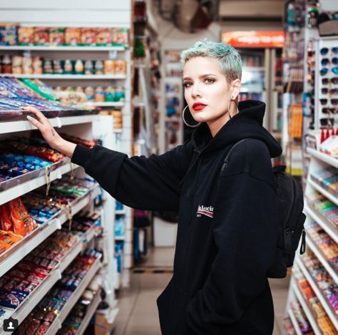 Halsey Short Hair, Unisex Fashion Style, Halsey Hair, Halsey Style, Gender Neutral Outfits, Neutral Outfits, Gender Equality, Neutral Outfit, Halsey