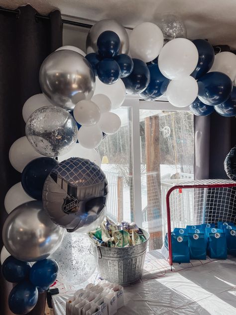 Nhl Birthday Party Ideas, Hockey Themed Baby Shower Ideas, Hockey Baby Shower Ideas, Hockey Team Party, Hockey Party Decorations, Hockey Themed Birthday Party, Hockey Tournament Ideas, Hockey Banquet, Birthday Balloon Arch