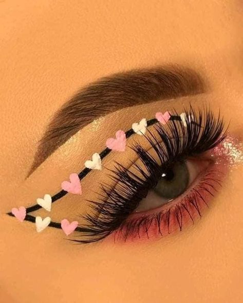 Yungblud Makeup Inspired, Checkered Eye Makeup, Simple Creative Eye Makeup, Cute Eyeliner Looks, Graphic Eyeliner Ideas, Eyeliner Ideas, Evening Eye Makeup, Make Up Designs, Eye Makeup Images