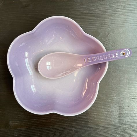 Brand New Le Creuset Flower Dish With Soup Spoon Set In Original Box. Color: Bluebell Purple Size: Dish 16cm ~~~Rare Find~~~ ***All Sales Are Final, No Return*** Clay Crafts Air Dry, Soup Spoon, Cute Kitchen, Ceramics Projects, Ceramic Set, Clay Art Projects, Cute Clay, Cute Home Decor, Ceramic Dishes