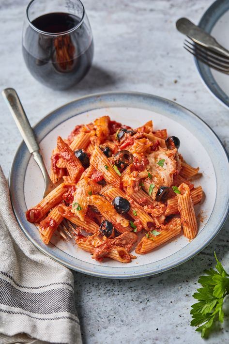 Low Calorie Pasta Sauce, Spicy Tuna Pasta, Spaghetti Tomato Sauce, Tuna Pasta Bake, Pasta Creamy, Tuna Pasta, Healthy High Protein Meals, Pasta Ingredients, Tomato Sauce Recipe