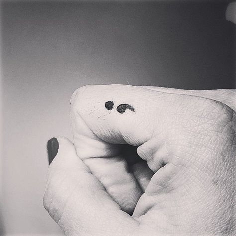 Semi colon tattoo, maybe not on the finger though.... Om Wrist Tattoo, Tattoo Rosary, Tattoos Trending, Wrist Tattoos Girls, Tiny Tattoo Ideas, Tooth Tattoo, Simple Wrist Tattoos, Kiss Tattoos, Trending Tattoos