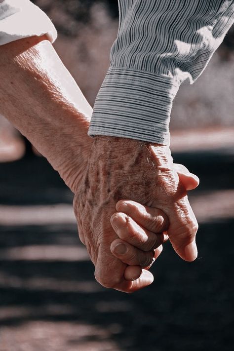 Old Couple Photography, Older Couple Poses, Older Couple Photography, Old Couple In Love, Cute Old Couples, Elderly Couples, Growing Old Together, Fotografi Vintage, Old Couples