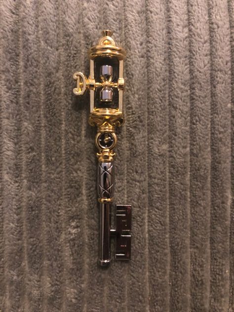 Cool Keys Designs, Cool Keys, Key Magic, Fantasy Key, Gold Key Aesthetic, Fantasy Keys Aesthetic, Key Aesthetic Dark, Keys Aesthetic, Antique Key Aesthetic