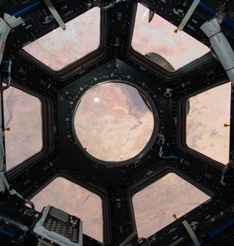 Station Pictures, Open Shutters, Space Princess, International Space Station, Sahara Desert, Earth From Space, Through The Window, Space Station, Spacecraft