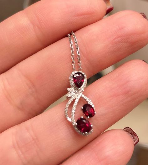 Ruby Pendent Designs, Ruby Pendant Set, Ruby Diamond Pendant, Small Earrings Gold, Jewelry Knowledge, Jewel Design, Diamond Pendent, Pendant Designs, Diamond Pendants Designs