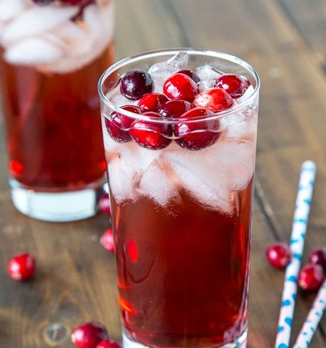 Holiday Wine Spritzer Red Wine Spritzer, Spritzer Drink, Wine Spritzer Recipe, White Wine Cocktail, Cranberry Juice Benefits, Cranberry Ginger Ale, Christmas Cocktails Easy, White Wine Spritzer, Cranberry Wine