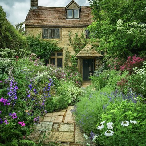 24 English Cottage Garden Ideas English Cottage Garden Ideas, Cottage Garden Ideas, English Garden Style, Country Cottage Garden, English Cottages, English Country Cottage, English Cottage Garden, Cottage Gardens, Beautiful Cottages