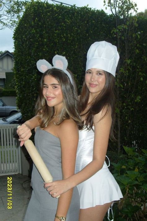 This year me and my friends will be wearing one of these duo halloween costumes. We do everything last minute and these funny duo halloween costume ideas are the best! Costumes For Teenage Girl, Halloween Duos, Black Halloween Costumes, Kostuum Halloween, Kostum Halloween, Matching Halloween Costumes, Classy Halloween Costumes, Bff Halloween Costumes, Best Friend Halloween Costumes