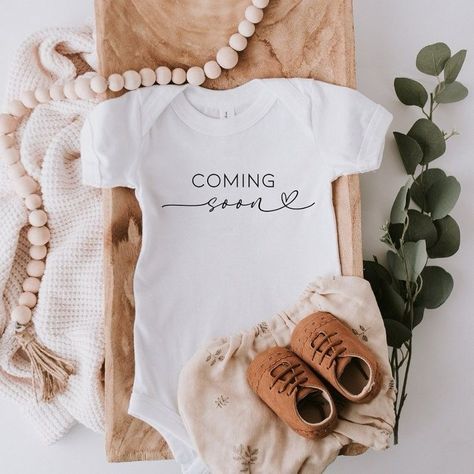 We‘re excited to soon launch our shop, offering baby and kids‘ clothing, toys, and accessories! Proud to expand into children’s fashion, we‘ll have everything from cute outfits to fun toys. Stay tuned for the grand opening! 🫶🏼💕 Baby Announcement 2025, Baby 2025 Announcement, 2025 Baby Announcement, Baby Coming 2025, Pregnancy Announcement 2025, Baby Onsies Ideas Announcement, Surprise Grandparents With Pregnancy, August Baby Announcement, Baby Onesies Announcement