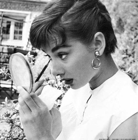 Audrey Hepburn Pixie, Aubrey Hepburn, Stars D'hollywood, Audrey Hepburn Photos, Audrey Hepburn Style, Hepburn Style, Elsa Peretti, Short Pixie Cut, Trending Hairstyles