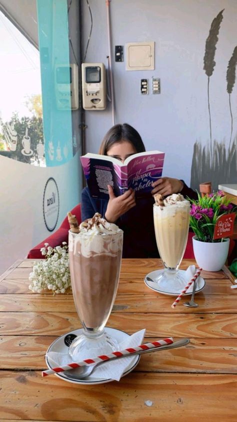 Cafeterias Aesthetic, Milkshake Aesthetic, Cafeteria Aesthetic, Alice Kellen, Makeup Logo Design, Nerd Girl, Maybe One Day, Foto Ideas Instagram, Women Photography Poses