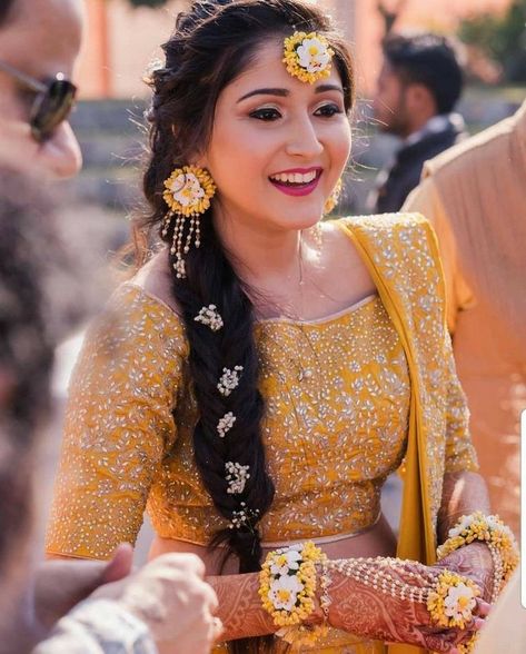 Bridesmaids भारतीय दुल्हन संबंधी, Tikka Designs, Bridal Hairstyle Indian Wedding, Hair Style On Saree, Haldi Outfit, Mehendi Outfits, Pani Puri, Bridal Hair Buns, Indian Wedding Hairstyles