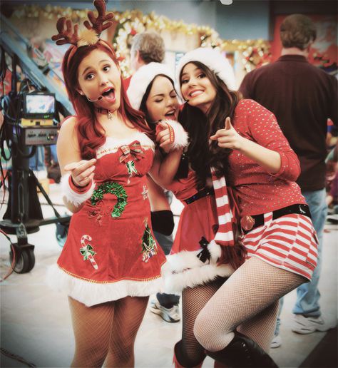 Ariana Grande, Victoria Justice and Liz Gillies on the set of "Victorius". Victorious Nickelodeon, Liz Gilles, Victorious Cast, Sam & Cat, Loving Him Was Red, Jade West, Sam And Cat, Liz Gillies, Nickelodeon Shows