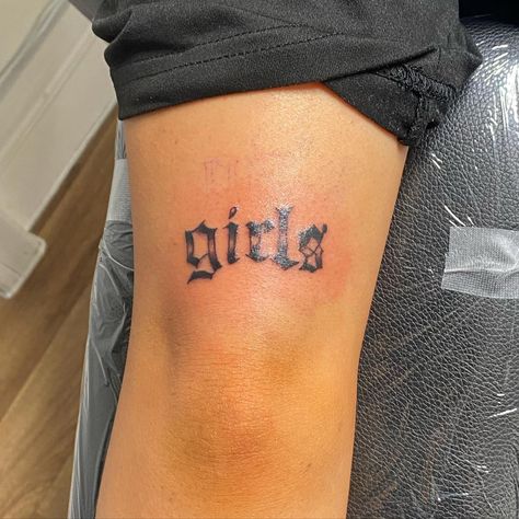 Masc Lesbian Tattoo Ideas, Subtle Sapphic Tattoos, Bisexual Tattoos For Women, Gay Tattoo For Women, Lgbtq Tattoos Ideas, Lgbt Tattoo Ideas, Bisexual Tattoo Ideas, Lesbian Tattoo Ideas Design, Lgbtq Tattoos