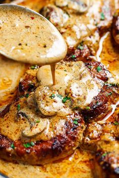 Garlic Pork Chops, Recipe Pork, Pork Chop Recipes Baked, Pork Dinner, Creamy Mushroom Sauce, Chops Recipe, Mushroom Sauce, Idee Pasto Sano, Pork Chop Recipes