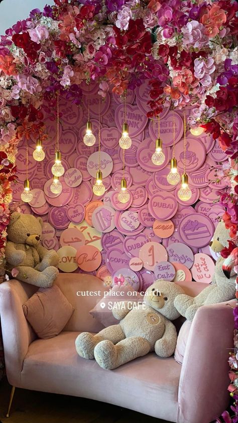 Girly Restaurant Interior, Pink Shopping Aesthetic, Girly Coffee Shop, Caffe Design, Pink Beach House, Pink Loveseat, Pink Restaurant, Bookstore Design, Student Lounge