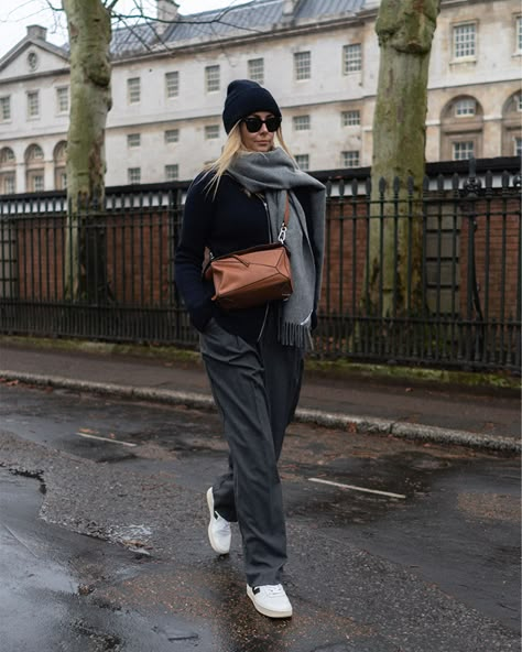 Trousers Outfit Winter, Grey Trousers Outfit, Wide Leg Trousers Outfit, Emma Hill, Trainers Outfit, Beanie Outfit, Look Adidas, Estilo Indie, Mode Casual