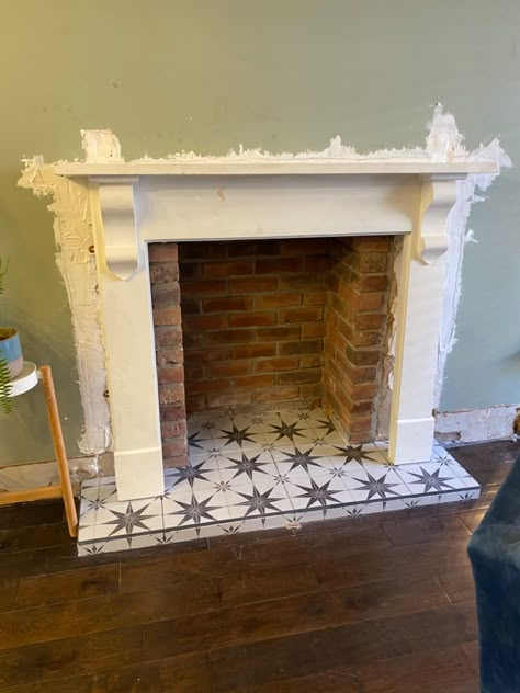 Brick Fireplace Victorian, False Fireplace Ideas Mantles, White Cast Iron Fireplace, Modern Victorian Fireplace Ideas, Victorian Mantle Decor, Victorian Mantlepiece, Modern Victorian Fireplace, Stove Makeover, Victorian Fireplace Ideas