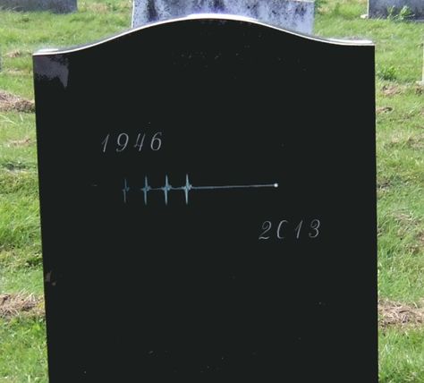 This gravestone - Imgur Gravestones Aesthetic, Aesthetic Gravestone, Visiting Grave Aesthetic, Cool Gravestones, Unique Gravestones, Tombstone Designs, Cemetery Headstones, Dream Mansion, Old Cemeteries