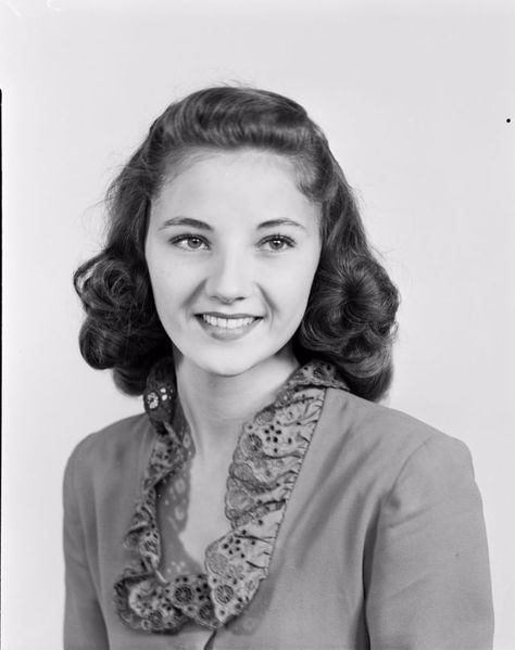 11 Rare Found Photos Capture A Young Beautiful Reporter of The Des Moines Register Interviewing People in 1948 1940 Hairstyles, 40s Hairstyles, 1940s Women, 1940s Woman, Found Photos, 1940s Hairstyles, Anne Frank, Hairstyles Over 50, Retro Hairstyles