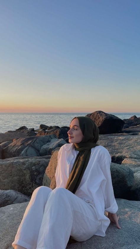 Beach Hijab Outfit Ideas, Beach Outfit Hijab, Beach Hijab, Bff Poses, Hospital Architecture, Beach Ootd, Fashion Model Photography, Muslim Outfits Casual, Hijab Aesthetic