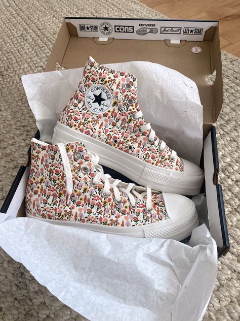 Converse Flowers, Floral Converse, Cute Converse Shoes, Converse Aesthetic, Cute Converse, White Food, Preppy Shoes, Aesthetic Lifestyle, Accessories Bag