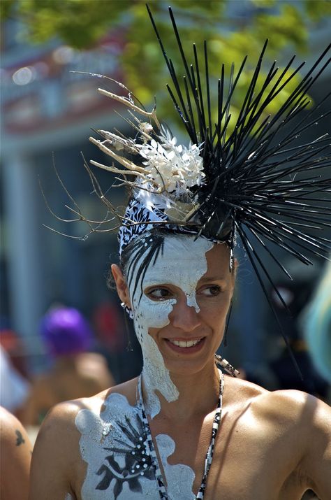 sea urchin hat Black Sea Urchin, Under The Sea Costumes, Sea Creature Costume, Creature Costume, Jazz Age Lawn Party, Sea Costume, Clever Costumes, Mermaid Parade, Little Mermaid Costume