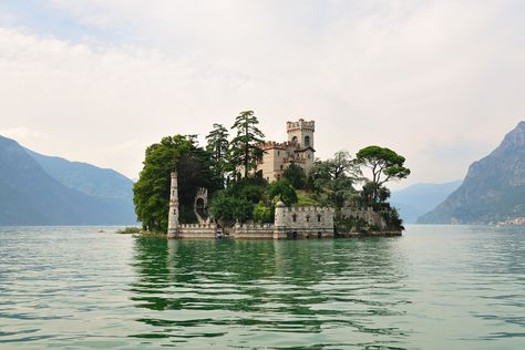 Castles and Towers of Italy - SkyscraperCity Lake Iseo, Famous Castles, Island Lake, Chateau France, Beautiful Castles, Pretty Places, Places Around The World, Serbia, Vacation Spots