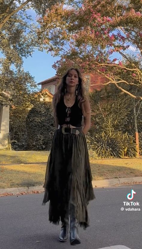 Ren Faire Outfits Cold Weather, Southern Gothic Aesthetic Witches, Witchy Ren Faire Outfit, Southern Gothic Outfit Aesthetic, Goth Ren Faire Outfit, Witchy Western Aesthetic, Swamp Witch Aesthetic Fashion, Country Goth Outfits, Goth Country Outfits