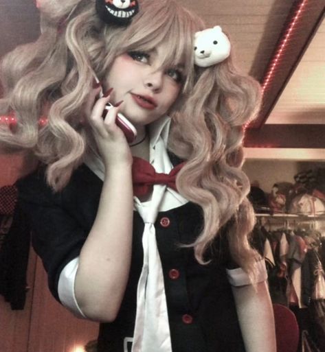 Woah Rue actually post pictures!? Junko photos I took last weekend 😋 #junko #junkocosplay #junkoenoshima #junkoenoshimacosplay #junkoenoshimacosplayer #danganronpa #danganronpacosplay #danganronpav3 #danganronpav2 #danganronpatriggerhappyhavoc #danganronpagoodbyedespair #danganronpav3killingharmony #cosplay #cosplayer #_raccoon_cos_ Danganropa Cosplays, Twin Poses, Junko Cosplay, Junko Enoshima Cosplay, Bad Cosplay, Selfie Board, Dream Cosplay, Twins Posing, Junko Enoshima