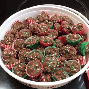 Christmas Crock, Crockpot Christmas, Christmas Candy Easy, Recipe Slow Cooker, Crockpot Candy, Slow Cooker Desserts, Peanut Butter Chips, Homemade Candies, Semi Sweet Chocolate Chips