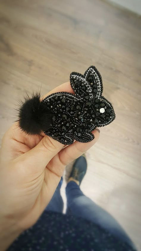 Rabbit Brooch, Rabbit Jewelry, Beaded Flowers Patterns, Hand Beaded Embroidery, Black Rabbit, Bead Embroidery Tutorial, Headband Jewelry, Diy Scarf, Bead Embroidery Jewelry