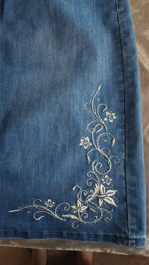 Jeans Pattern, Clothes Embroidery Diy, Estilo Hippie, Embroidery On Clothes, Cute Embroidery, 자수 디자인, Jeans Diy, Embroidered Clothes, Embroidery Inspiration