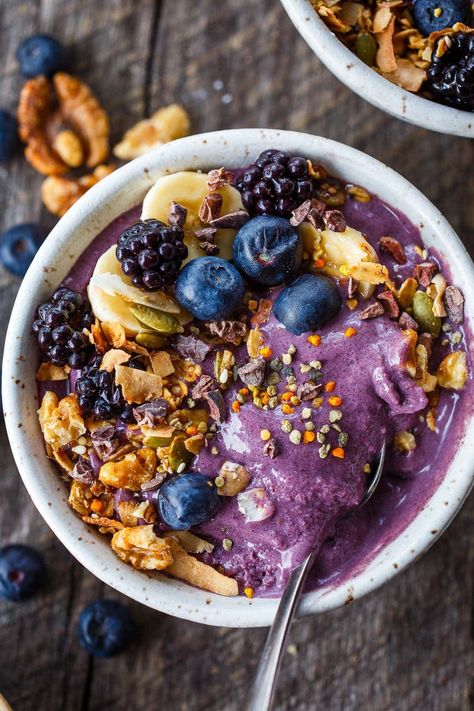 Whip up this delicious and easy Acai Bowl recipe in 10 minutes flat! Fully customizable, packed with healing ingredients and great for healthy breakfast ideas or healthy snacks! Vegan and gluten-free! Follow for more clean eating recipes! Easy Acai Bowl Recipe, Easy Acai Bowl, Smoothie Bowl Base, Acai Bowl Recipe Easy, Homemade Acai Bowl, Acai Bowl Recipe, Acai Berry Powder, Feasting At Home, Smoothie Base