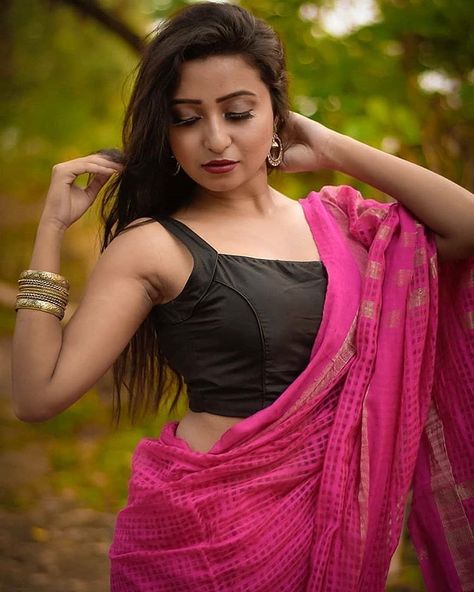 Image may contain: one or more people Outdoor Photo Poses, Saree Poses, Saree Models, Insta Models, Outdoor Photos, Bollywood Saree, Saree Blouse Designs, Saree Wedding, Hd Photos