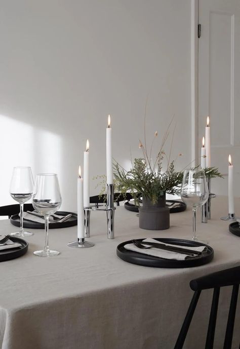 Modern Christmas Table Display, Scandi Table Setting, New Years Table Decor Simple, Foliage Centrepiece, Modern Table Setting Ideas, Minimalist Christmas Table, Dinner Table Styling, Nordic Table Setting, Scandi Xmas