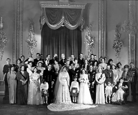 Queen Elizabeth's Wedding - Queen Elizabeth II Wedding to Prince Philip Story & Photos Queen Elizabeth Wedding, Meghan Wedding, Chic Vintage Bride, Old Wedding Photos, Princesa Margaret, Elizabeth Philip, Princesa Elizabeth, Queens Wedding, Royal History