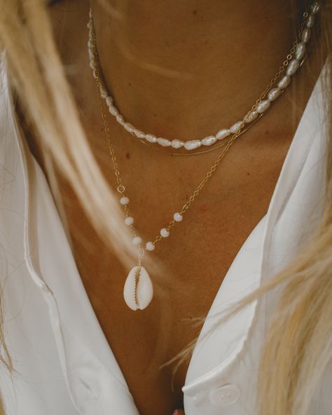 Jewelry For Beach Vacation, Beach Necklace Stack, Aesthetic Beachy Jewelry, Beach Jewellery Photography, Aesthetic Jewelry Photography Beach, Cute Beachy Jewelry, Boho Beach Vibes, Vacation Necklace, Beach Vacation Jewelry