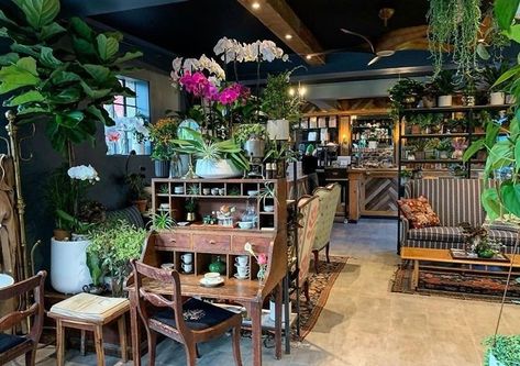 Nyc Coffee Shop, Flower Shop Interiors, Nyc Coffee, Flower Cafe, Flower Shop Design, Cute Coffee Shop, Bookstore Cafe, Loft Industrial, Coffee Shops Interior