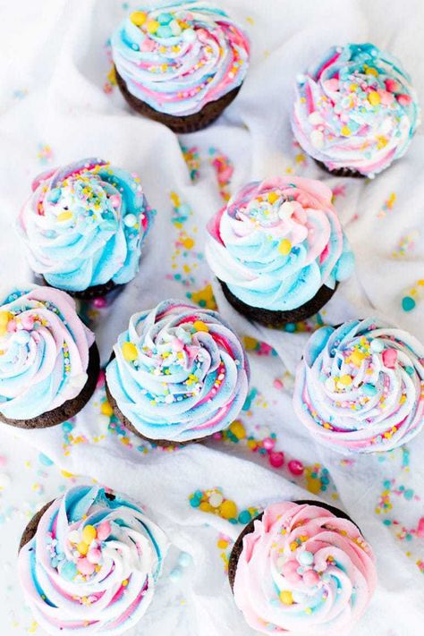 If you're intimidated at the thought of homemade cupcakes, this recipe is for you! This easy cupcake recipe is perfect for school parties and birthdays. || Oh So Delicioso Funfetti Cupcake Decorating Ideas, Chocolate Funfetti Cupcakes, Confetti Cupcakes Decoration, Funfetti Sprinkles, Cupcakes Homemade, Delicious Cupcakes Recipes, Cupcakes Easy, Confetti Cupcakes, Dessert Inspiration