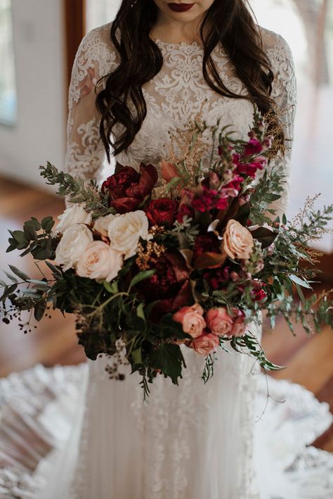 BEST OF 2017: BRIDAL BOUQUETS Sage Green Wedding Colors, Red Bouquet Wedding, Boho Wedding Bouquet, Green Wedding Colors, Boho Bouquet, Sage Green Wedding, Bouquet Toss, Fall Wedding Bouquets, Burgundy Wedding