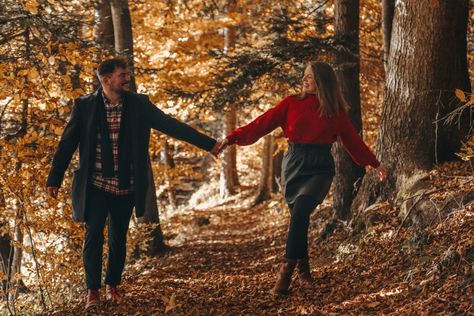 Romantic autumn couple photoshooting in the forest in switzerland Couples In Autumn, Autumn Couple Photoshoot Photo Ideas, Pictures In Woods, Christmas Card Photo Couple, Fall Couples Photos, Autumn Couple Photoshoot, Fall Couple Pics, Couples Home Decor, Fall Porch Decorations