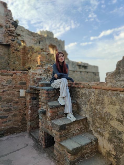 Fort Poses Ideas, Kumbhalgarh Fort Photography, Poses In Fort, Fort Poses, Travel Photography Poses, Delhi Pics, Kumbhalgarh Fort, Travel Poses, Amer Fort