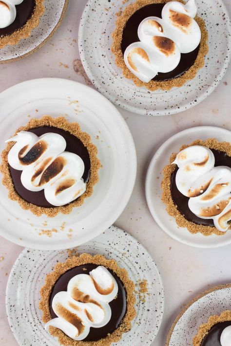 Mini S'mores Tarts - Short Stack Kitchen Mini Fall Tart Recipes, Mini Dessert Platter, S’more Tart, Mini Tarts Recipe Dessert, Mini Tart Pan Recipes, S’mores Tart, Mini Tart Ideas, Mini Pie Ideas, Fall Tarts Desserts