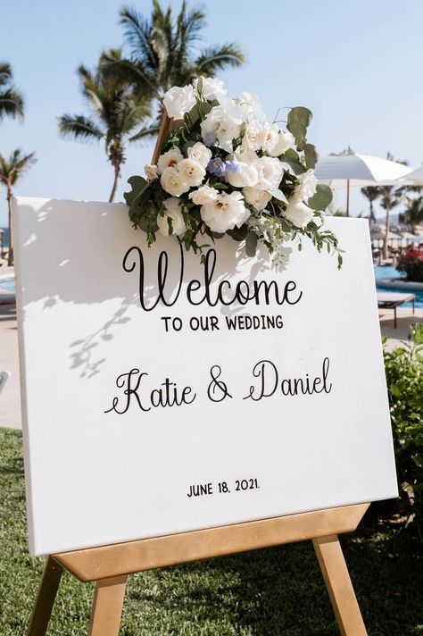 White board welcome sign with black vinyl letters and small flower decor White Welcome Sign, Board Welcome Sign, Wedding Lettering, Wedding Letters, Welcome Signs, Black And White Decor, Welcome To Our Wedding, Classy Wedding, Civil Wedding