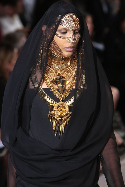 Just as France begins to consider prohibiting women from wearing niqab, or a full veil, fashion designer Riccardo Tisci features a very attractive young woman wearing a sort of pseudo-veil in his new collection for Givenchy, seen at left as shown in The Globe and Mail.    The juxtaposition throws a spotlight on the place where fashion and ideas about modesty—religious or not—intersect. As I’ve said before here, wearing a veil may be a signal of Muslim belief in some quarters, but it doesn’t s... Facial Jewelry, Witchy Forest, Givenchy Couture, Look Festival, Arabian Women, Couture Jewelry, 인물 사진, Mode Vintage, Looks Style