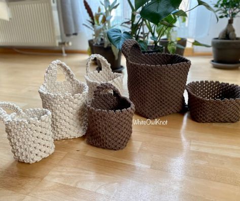 21 DIY Macrame Basket Patterns Diy Macrame Basket, Hanging Baskets Diy, Storage Bags Diy, Macrame Basket, Felt Food Patterns, Crochet Storage Baskets, Macrame Planter, Craving Pizza, Macrame Wall Hanging Diy