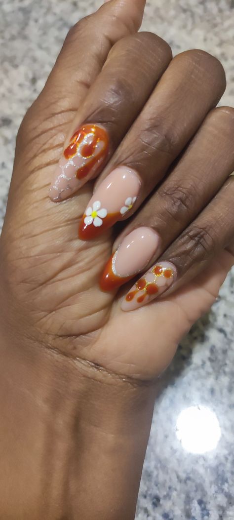 Acrylic short honey and honeycomb design, flowers, brown skin, Honey Themed Nails, Honey Nail Art, Honeycomb Nail Art, Honey Nails Design, Honeycomb Nails, Honey Nails, Bee Nails, Bears Nails, Honeycomb Design