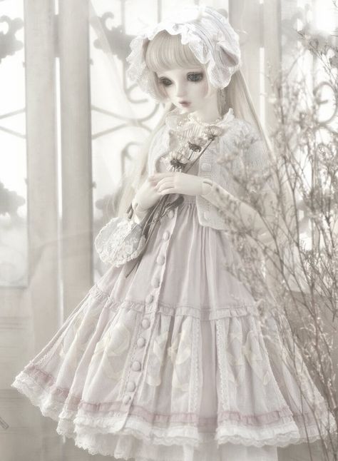 Porcelain Doll Aesthetic, Angel Skull, Doll Halloween Costume, Pretty Halloween, Doll Aesthetic, Old Fashion Dresses, Gothic Dolls, Victorian Dolls, Vintage Cloth